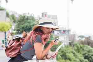 Foto gratuita turista mirando a mapa