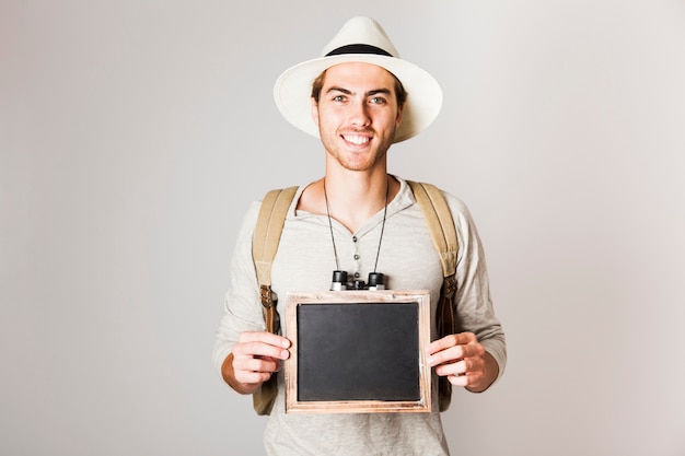 Foto gratuita turista moderno sujetando pizarra