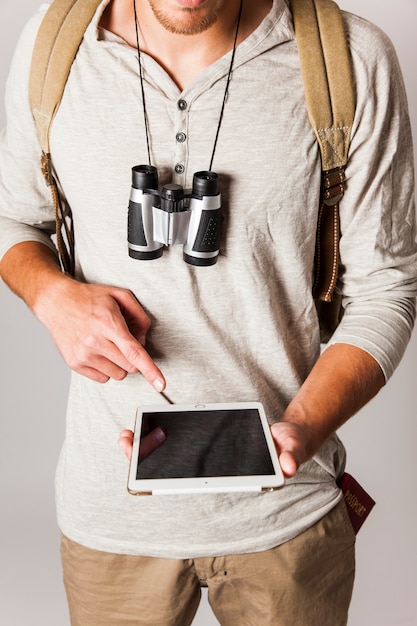 Turista moderno usando tablet