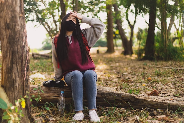 Turista de mujer asiática con mascarilla. Concepto de viaje del virus de la gripe coronavirus