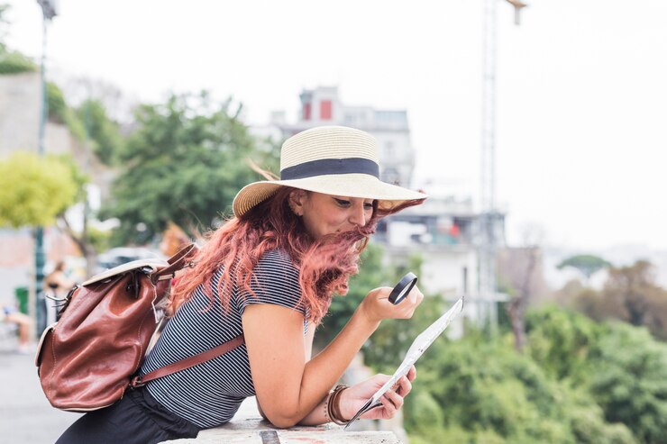 Foto gratuito turista mujer mirando el mapa