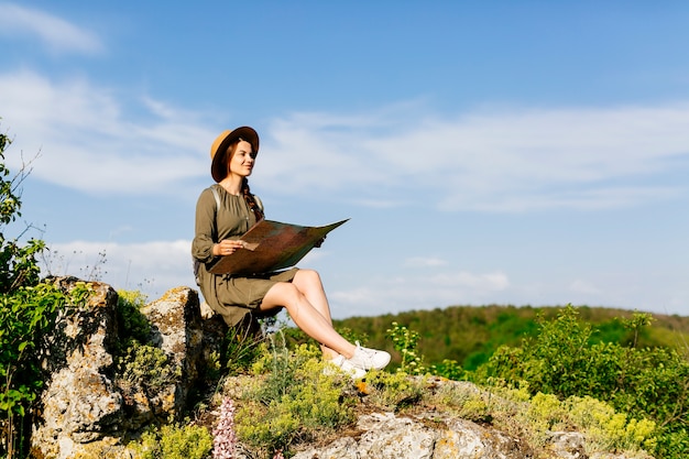 Turista en paisaje de colinas