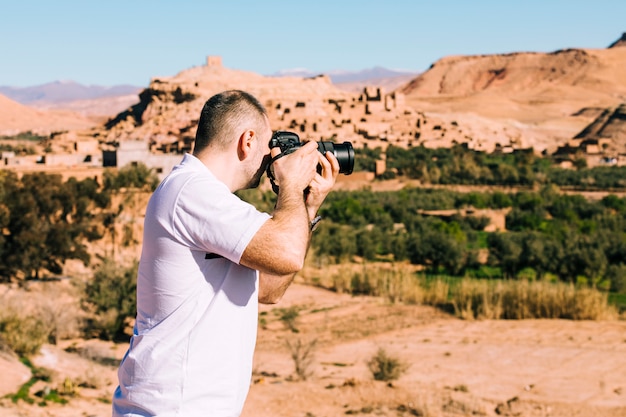 Turista en paisaje de desierto