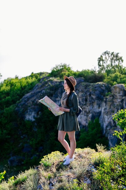 Turista en paisaje de rocas