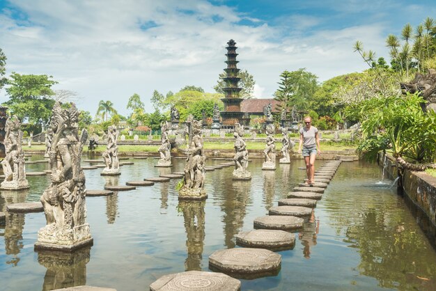 Turista en el palacio de agua de Tirtagangga