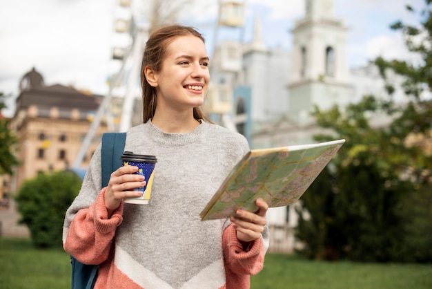 Turista en el parque y la noria detrás