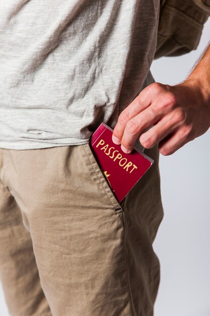 Turista con pasaporte en bolsillo