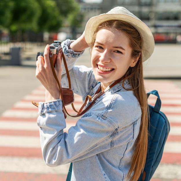 Foto gratuita turista de pie en el cruce de tiro medio