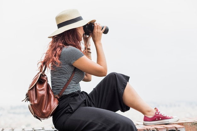 Turista con prismáticos