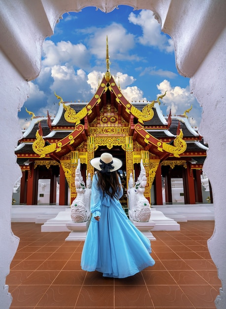 Turista que visita en Wat Khua Khrae en Chiang rai, Tailandia