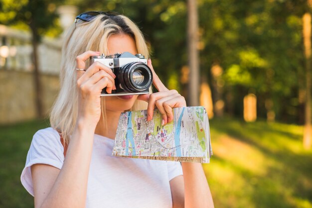 Turista rubia con cámara