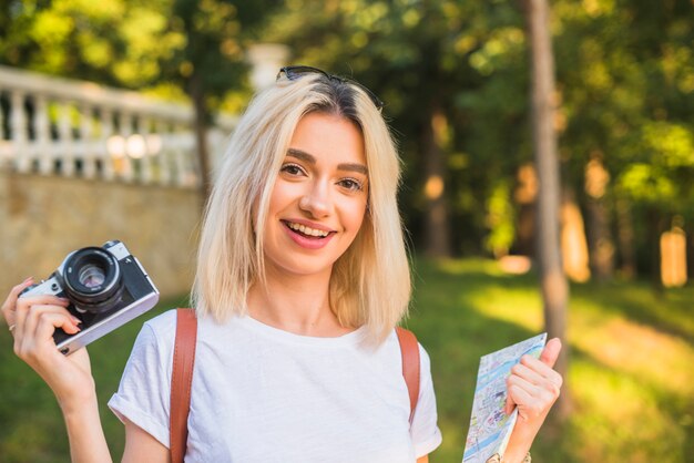 Turista rubia con cámara