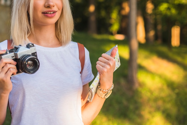 Foto gratuita turista rubia con cámara