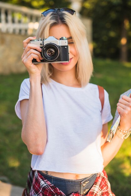 Turista rubia con cámara