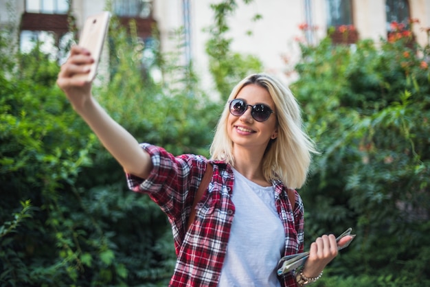 Turista rubia haciendo selfie