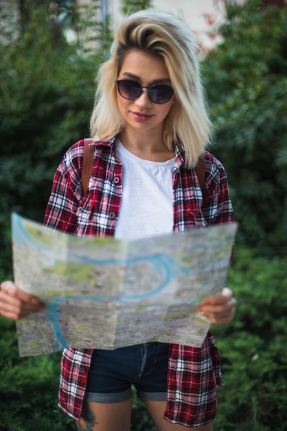 Turista rubia con mapa