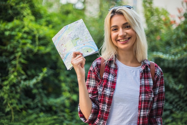 Turista rubia con mapa