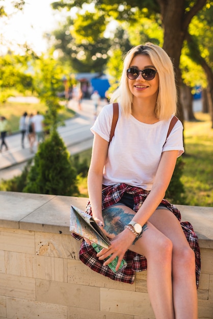 Turista rubia en parque