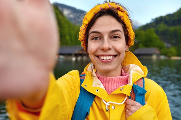 Foto gratuita turista sonriente en ropa activa