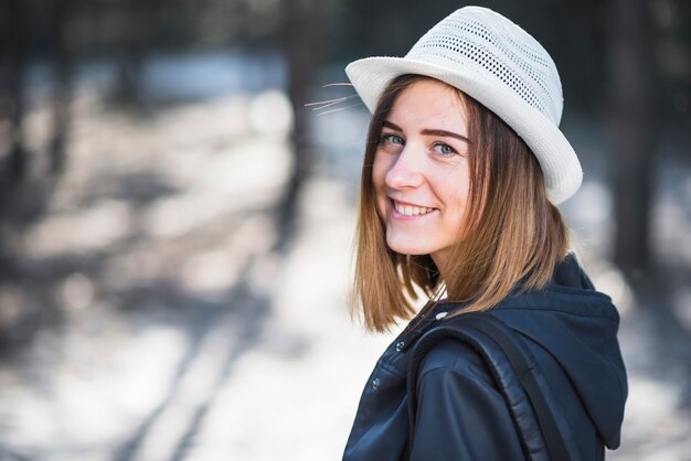 Turista sonriente con sombrero blanco