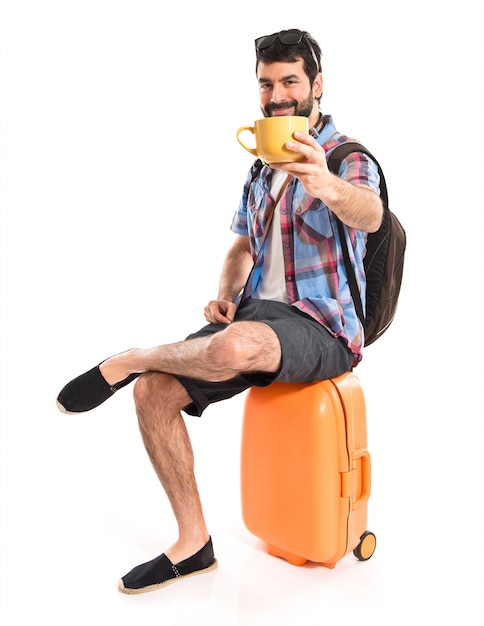 Turista sosteniendo una taza de café