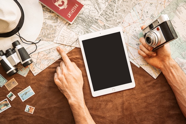 Turista con tableta y navegación de la cámara