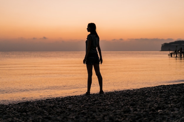 Turista en el tiro largo del amanecer