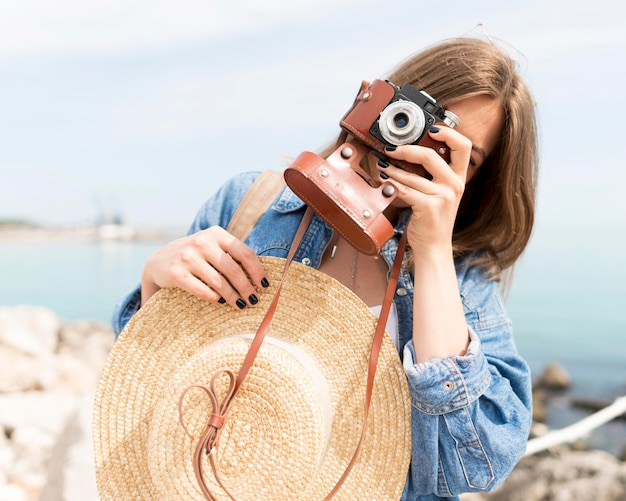 Turista de tiro medio tomando fotos