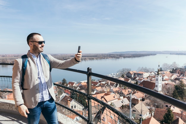 Turista tomando fotos con el teléfono inteligente