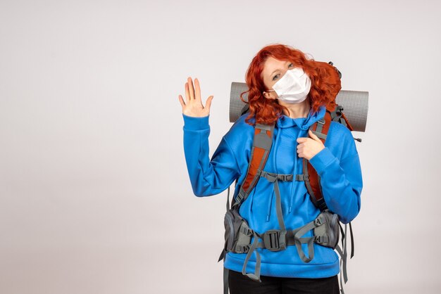 Turista de vista frontal en máscara con mochila