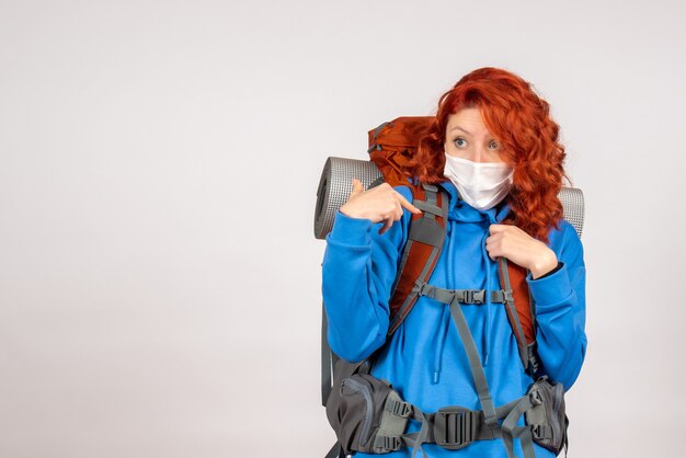 Turista de vista frontal en máscara con su mochila