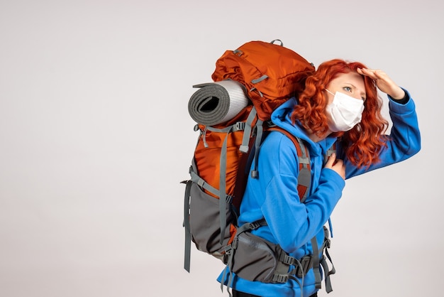 Foto gratuita turista de vista frontal en viaje de montaña en máscara con mochila