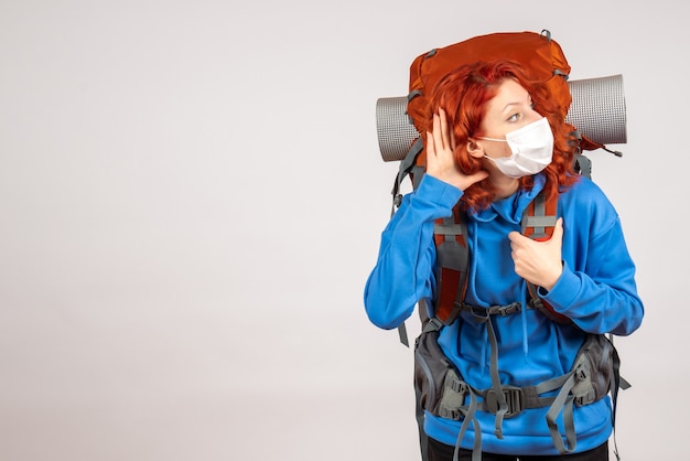 Foto gratuita turista de vista frontal en viaje de montaña en máscara con mochila