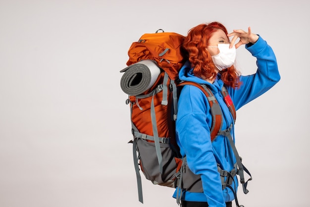 Turista de vista frontal en viaje de montaña con mochila cerrando la nariz