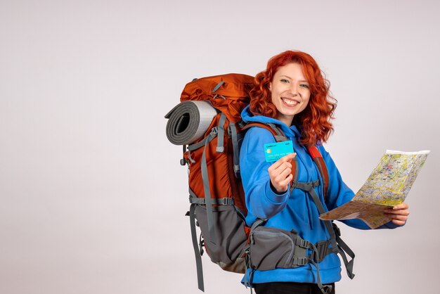 Turista de vista frontal en viaje de montaña con mochila y mapa