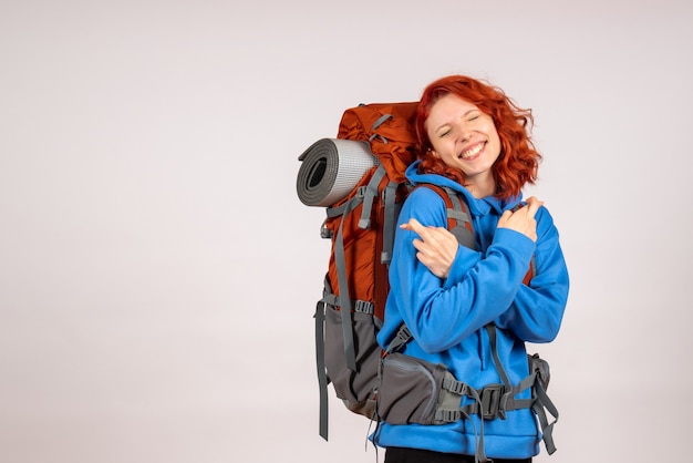 Turista de vista frontal en viaje de montaña con mochila