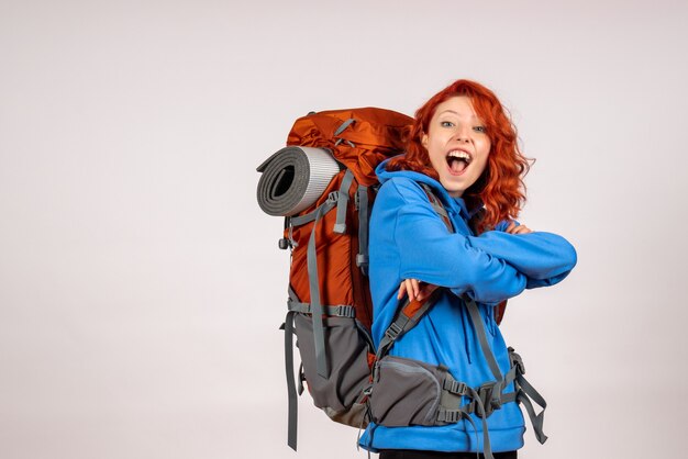 Turista de vista frontal en viaje de montaña con mochila