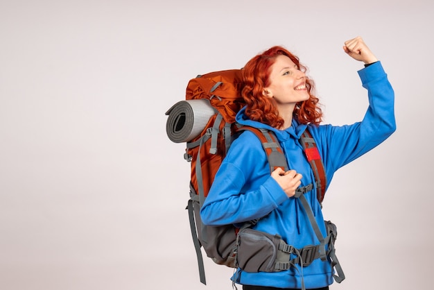 Turista de vista frontal en viaje de montaña con mochila