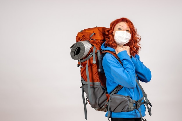 Turista de vista frontal en viaje de montaña con mochila