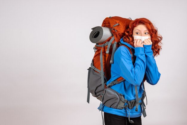 Turista de vista frontal en viaje de montaña con mochila