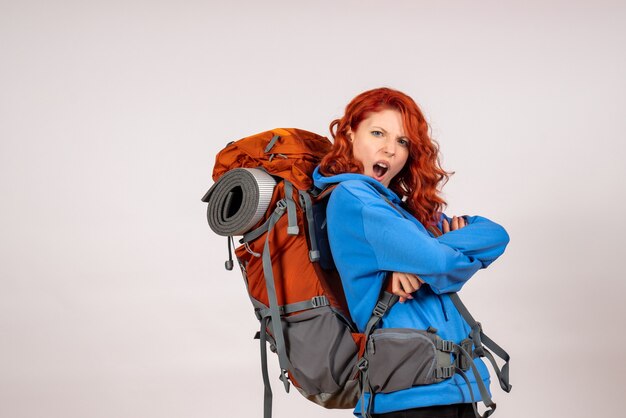 Turista de vista frontal en viaje de montaña con mochila