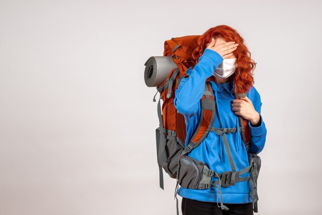 Turista de vista frontal en viaje de montaña con mochila