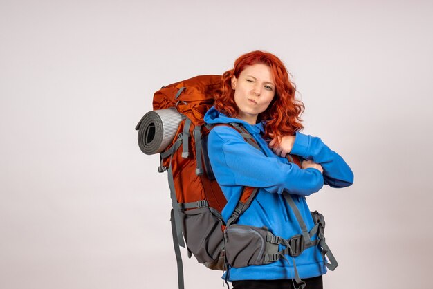 Turista de vista frontal en viaje de montaña con mochila