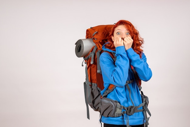 Turista de vista frontal en viaje de montaña con mochila