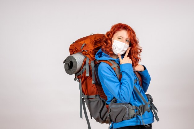 Turista de vista frontal en viaje de montaña con mochila