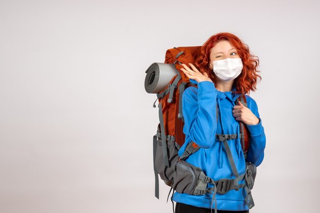 Turista de vista frontal en viaje de montaña con mochila