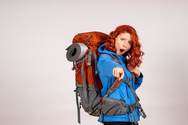 Turista de vista frontal en viaje de montaña con mochila