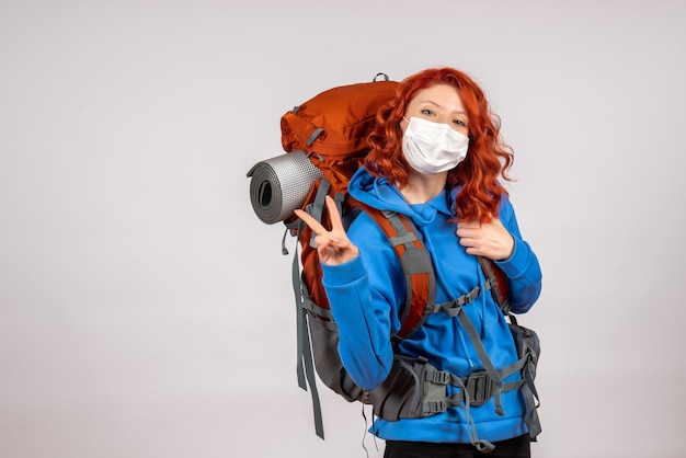 Turista de vista frontal en viaje de montaña con mochila