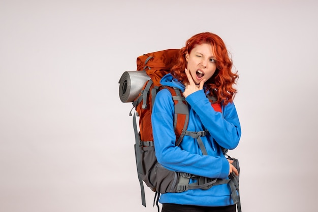 Turista de vista frontal en viaje de montaña con mochila