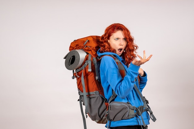 Turista de vista frontal en viaje de montaña con mochila